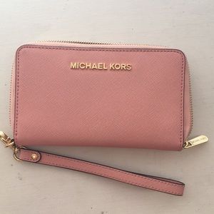 LIKE NEW Michael Kors wristlet